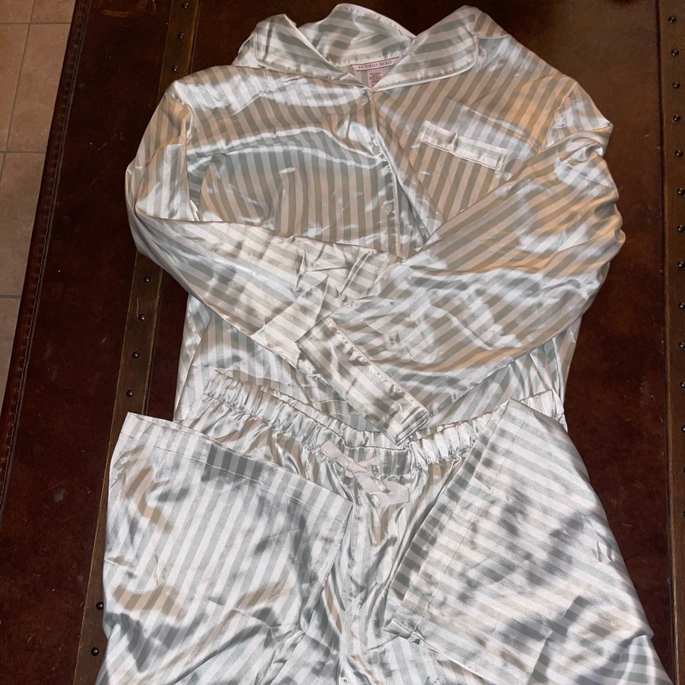 1 silky and 1 cloth Victoria secret long sleeve and pant’s pajamas xl
